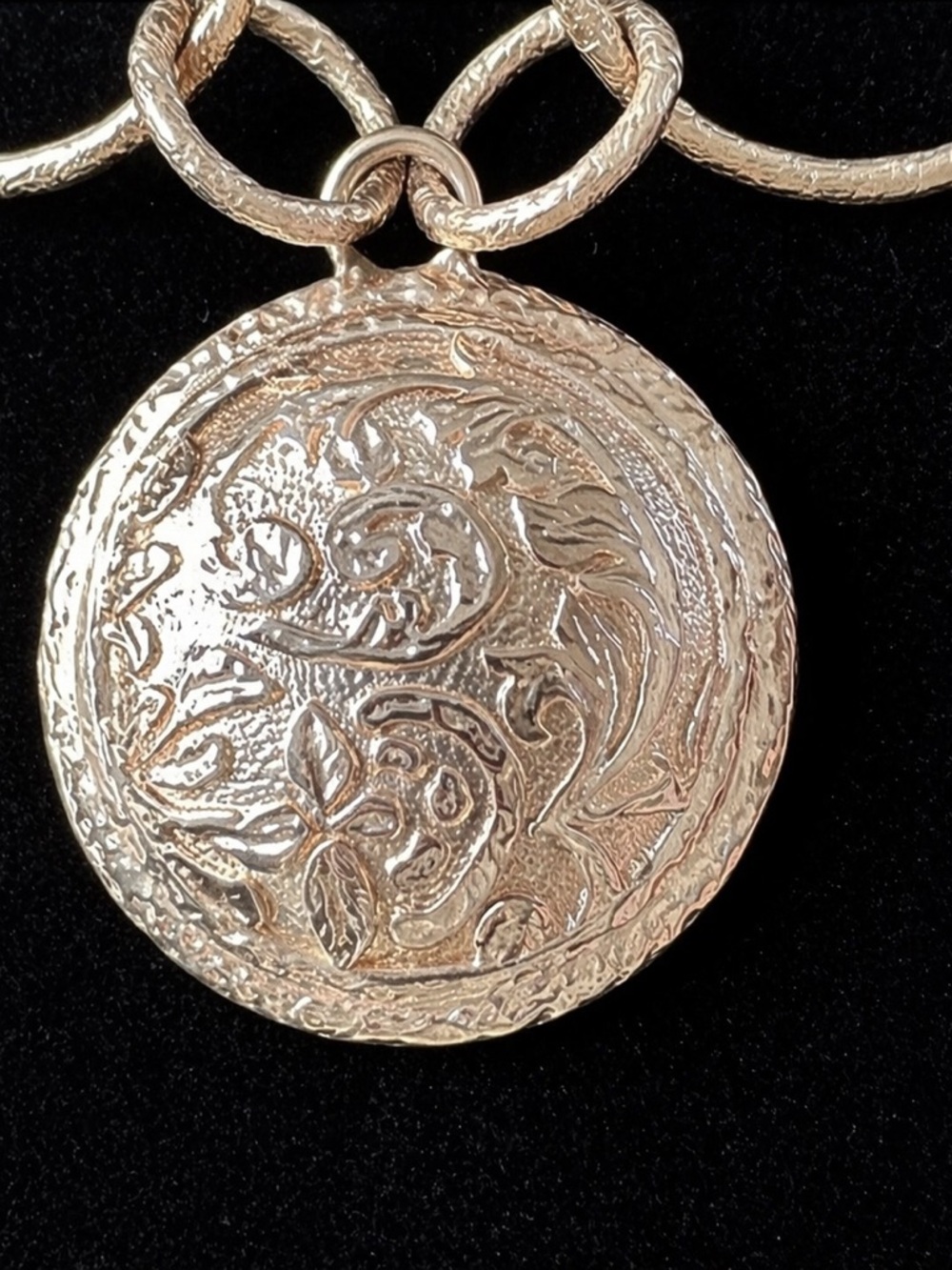JL Italy Hammered Link Necklace with Medallion Pendant Statement Chain - Picture 2 of 5